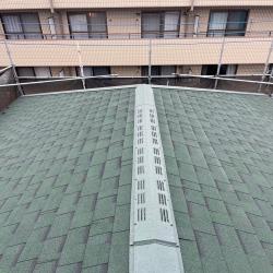 屋根重ね葺き工事の施工事例です！
屋根材に割れが多数生じていたことや、劣化の程度から
シングル材を用いた重ね葺き工事をご提案させていただきました。
棟板金も換気棟に交換し、屋根全体が新しくなりました。