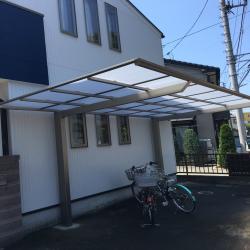 外構リフォームの施工事例です！内容はカーポートの取付になります。
手順としては、
１．カーポート柱用の穴を掘削
２．カーポート柱の基礎工事
３．カーポート屋根の組み立て
この流れで施工しました！お家の雰囲気にピッタリのカーポートが完成しました！