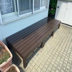 濡れ縁の塗装工事です！
作業工程は、まずケレンを行い、木部用塗料で仕上げました。
見た目も新品同様に生まれ変わり、施主様も喜んでいました！
屋根や外壁以外にも、このような塗装もお任せください！