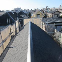 屋根重ね葺き工事の施工事例になります。
旭ファイバーグラス・リッジウェイを使用しました！
屋根材も変わり、グラデーションカラーを演出する屋根になりました！
使用する屋根材によって、お家の印象も変えることができます！