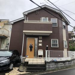 外壁塗装工事の施工事例です！
屋根塗装に引き続き、ご依頼をいただきました。
お家のカラーを一新してイメージがガラッと変わりました。
ワンポイントアクセントとして、ツートンカラーで塗装してあるので、
おしゃれな印象を与える仕上がりになっています！