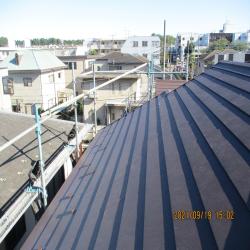 屋根葺き替え工事の施工事例です。
瓦を撤去した際に鳥の巣を発見しました！
雨漏りに繋がったり、雨樋の詰まりの原因にもなるので、その前に対処できて一安心しました。
屋根も「瓦」から「ガルテクト」に変貌を遂げたので、今までと全く違った雰囲気になりました。