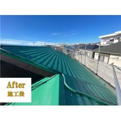 屋根塗装工事の施工事例です。
屋根のカラーをグリーンに変え、塗装しました！
色褪せが起こっていましたが、下地は劣化していなかったので
塗装工事をご提案させていただきました。