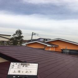 屋根塗装工事は、まず高圧洗浄を行い、３回塗りで施工致します。
「毛細管現象」の対策として「タスペーサー」設置も忘れずに施工しています！
※毛細管現象：液体が下から上に上がる事