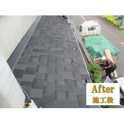 下屋根の重ね葺き工事です！
以前、大屋根を施工したお客様からのご依頼で施工しました。
軽量設計の「リッジウェイ」は重ね葺き工事に最適な屋根材です。
工期が短く、コストダウンにも繋がり、施主様に喜んでいただけました。