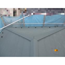 屋根重ね葺き工事の施工事例です。
寄棟という屋根の形状で、下り棟があります。
屋根材を下り棟にあわせてカットする必要があり、慎重にかつ正確に作業しました！
より良い商品をご提供できるように、今後も頑張ります！！！