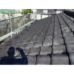 屋根葺き直し工事の施工事例になります。
お客様から瓦のズレについてお問い合わせがあり、対応した案件になります。
瓦を一時撤去したときに、鳥の巣がたくさん見つかり驚きました！
無事に完工し、屋根の機能も生き返り、お客様にご満足いただけました。
