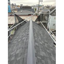 屋根重ね葺き工事の施工事例です。
非常に急勾配でコケや汚れもあり、工事は今まで以上に慎重な作業となりました。
カバー工法は既存屋根の上に施工していくので、処分費の負担が減りますのでおススメです。