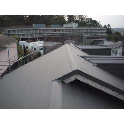 スーパーガルテクトでの屋根重ね葺き工事の施工事例になります。
屋根重ね葺きのメリットとして、
１．費用が安い
２．工期が短い
３．断熱性・防音性が高い
などが挙がります。
もちろんデメリットもあり、屋根が重くなってしまう点ですが、それ以上の利点がある工法です！