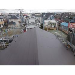 屋根葺き替え工事の施工事例です！
当社オススメ、「スーパーガルテクト」の屋根材を使用して施工しました。
瓦を屋根から降ろす作業は重労働で大変でしたが、完工後にお客様から喜びの言葉いただき疲れも吹き飛びました。