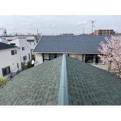 屋根重ね葺き工事の施工事例です。
勾配が緩やかだったので足場なしでの工事となりました。
軒先部分いつも以上に慎重に施工しました。
長いスパンで考えると塗装よりも費用を抑えることが出来ます！