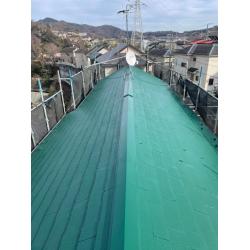 屋根塗装工事の施工事例になります。
屋根塗装は高圧洗浄機で洗浄後、下塗り、中塗り、上塗りの3回塗りになります。
塗装する事によって屋根の寿命を延ばし、雨漏りを未然に防ぐなどの防止策に繋がります。
今は何の問題が無くても定期なメンテナンスをお勧めします。