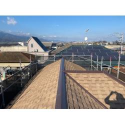 屋根重ね葺き工事の施工事例です！
これからも長く住まわれるとのことだったので重ね葺き工事（カバー工法）をご提案させていただきました。
長期的なことを考えれば、塗装工事よりもメンテナンス費用を抑えることができます！
新築時同様の屋根を取り戻したお客様に大変喜んでいただけました。