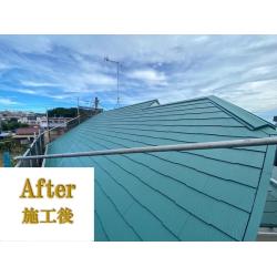 外壁塗装工事に合わせて屋根塗装工事を施工しました。
高圧洗浄からタスペーサーの設置をして、３回塗りで仕上げました。
既存の屋根の色より印象が大きく変わり、大変ご満足いただけました。
