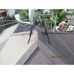 屋根重ね葺き工事の施工です！
断熱材の入った屋根材・スーパーガルテクトを使用しました。
アンテナが設置されているお家だったので、慎重な作業を心掛けました。
下屋根の施工もあります、引き続き安全作業で行います。