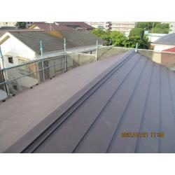 瓦屋根からスーパーガルテクトの屋根に葺き替える工事を行いました！
瓦は１枚当たりの重量は約３ｋｇあります。
それを下ろす作業はこの暑さも重なって、かなり大変な作業になりましたが
施工後、施主様に喜んでもらうために頑張りました！！！