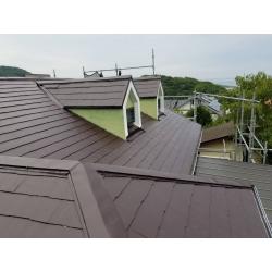 貫板交換と屋根塗装の施工事例です！
屋根塗装する前に貫板をタフモックに交換しました。
ドーマーという屋根から突き出た屋根窓の頂点にも棟があるので施工します。
棟板金が固定できてから、屋根塗装をすることで整った屋根に仕上げることができました。