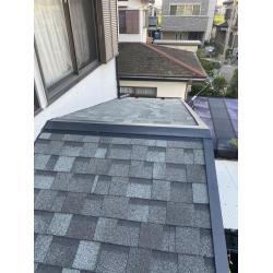”リッジウェイ”で重ね葺き工事（カバー工法）を施工しました。
大屋根は瓦屋根だったので、下屋根のみの施工になります。
カバー工法が適用できる屋根に制限があります。
それぞれの屋根の状況に応じた工事をご提案させていただきます！