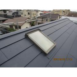 屋根重ね葺き工事（カバー工法）での施工事例です！
我が社オススメの屋根材「スーパーガルテクト」を使いました。
スーパーガルテクトは「優れた耐久性」「超軽量設計」「高い遮熱性と断熱性」など
さまざまな特徴のある屋根材です！