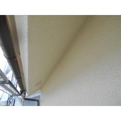 屋根に劣化の症状が出ている場合は、外壁にも同じ症状が起こっている可能性があります。
外壁も屋根と同じように、紫外線や雨風などの影響を受けているからです。
立地条件にも異なりますが、上記のように関連性があります。