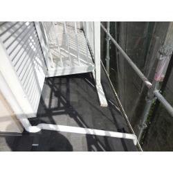 下屋根重ね葺き工事の施工事例です。
ベランダが設置されている下屋根の施工を行う際は、ベランダデッキを一時的に解体して、作業できるスペースを作ります。ベランダが設置されている屋根でも、重ね葺き工事は出来ますので、ご安心してご依頼下さい。