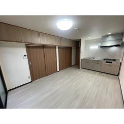 幅広い年齢の方に人気なお部屋にリフォームされた賃貸のお部屋。
フローリング・各所の扉、窓枠に統一した木目調、