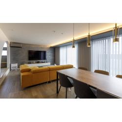 グレーと木目を基調とした、モダンで上品なダイニング空間。
キッチンとの一体感を大切にしながら、照明や壁面アートがデザインのアクセントに。
