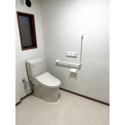 車椅子での移動や動作を考慮し、使いやすくリノベーションしました。
段差の解消、動線の確保、手摺の配置など、毎日の暮らしに寄り添った安心設計です。