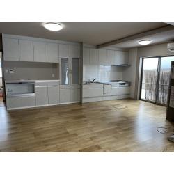 老朽化が進んでいた床・壁・天井を張り替え、空間全体を明るくすっきりと一新しました。
シンプルで使い勝手の良い内装に仕上げています。