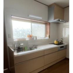 動きやすい、使いやすい、I型キッチン。
施主様の今の暮らしにちょうどいい水回りに仕上げました。
壁、天井も貼り替えて空間まるごとリフレッシュ。