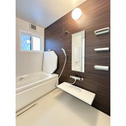 浴室・洗面・トイレのレイアウトを再構築することで、それぞれのスペースがゆとりある空間に。動線もスムーズになり、毎日の暮らしがより快適に。デザインも統一し、清潔感と機能美を兼ね備えた仕上がりです。