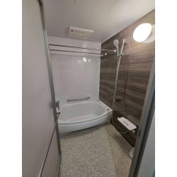 【工期：3日】TOTOのマンションリモデルWYシリーズ Xタイプ（1418サイズ）「スッキリ棚水栓(棚W300) お掃除ラクラクカウンタータイプ」でのリフォームです。ゆったりとしたバスタイムをすごせる、ひろびろとしたワイド浴槽で。

