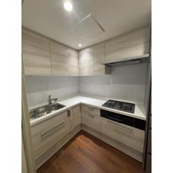 L字型キッチンをレイアウト調整して、冷蔵庫スペースを創出