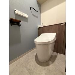 既存の手洗い器付きトイレから、すっきりとしたタンクレストイレへリフォームしました。お客様のご希望は「Jフィット」。手洗い器と背面の収納が一体になっており、スッキリとした空間を実現しています。