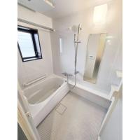 スリムカウンターと自由度の高いシャワーバーで広々な浴室空間へ