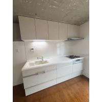 リビングダイニングに溶け込む白いキッチンで生活空間をデザイン