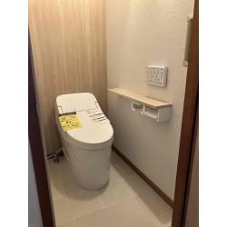 2階トイレの便器交換と内装工事です。ロータンクの便器のおかげでとても広く感じられます。