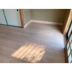 6畳の和室の畳を剥がし、フローリングに改装しました。お施主様のご希望で床の間を解体し、お部屋の中に段差がなくなりました。人間もねこちゃんも滑りにくく躓きにくく、より安全に過ごしやすくなりましたね。