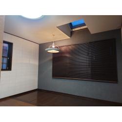 洋室のエアコンコンセントの移設と、クロスを張り替えでお部屋の雰囲気を一新しました。