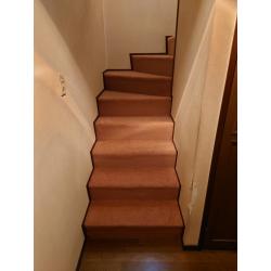 経年劣化によりより傷みやほつれが見られていた階段カーペットを張り替えました