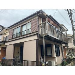 知り合いからのご紹介で塗装工事をさせていただく運びとなりました。 ひび割れ、前回の塗装剥がれ等、下地処理を入念に行い、適材適所下塗りを選定して施工をしました。 外壁、屋根共に遮熱塗料で仕上げました。色をガラッと変え大きなイメージチェンジになりました。