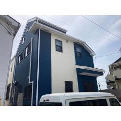 HPからお問い合わせをいただき当店で施工させていただくことになりました。外壁はﾍﾞｰｽ色、ｱｸｾﾝﾄ色の既存の配色を逆点させ濃彩色をベースにして超低汚染ﾘﾌｧｲﾝの艶消し仕上げ、屋根は超低汚染塗料の外壁のﾍﾞｰｽ色と同じﾏｳﾝﾃﾝﾌﾞﾙｰでの塗装を施工させていただきました。塗装前とはガラッと変わりお家の印象がだいぶ変わりカッコいい仕上がりになりました。