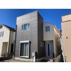 外壁は現状からあまり変えたくないとのご要望があり、コケにも悩まされていたので、コケ抑制剤添加した仕様になりました。屋根はガルバリウム鋼板葺きでしたので、今回の塗装工事では見送りとさせていただき、次回の塗装工事の際、検討が必要になります。落ち着いたかっこいい仕上がりになりました。