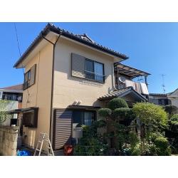 木部の塗膜剥がれを気にされていて再度塗装仕上げしても剥がれてしまう旨を説明し、長期的にﾒﾝﾃﾅﾝｽが不要なガルバリウム鋼板で加工被せの工法で施工させていただきました。木部の数量が多く費用は嵩んでしまいましたが、お客様も毎回気にされていた不安要素が無くなり喜んでいただけました。