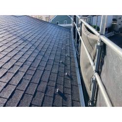 アスファルトシングル屋根の初めての塗装工事になりました。高圧洗浄機で長年の汚れやコケを入念に除去して、しっかりと乾燥させてからアスファルトシングル専用の下塗りを塗布しその後、超低汚染遮熱塗料で塗装させていただきました。