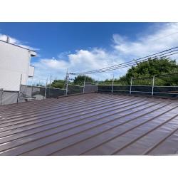 トタン屋根の2回目の塗装工事になります。高圧洗浄機で長年の汚れやコケを入念に除去して、脆弱な塗膜、錆はグラインダーを使用して下地処理を入念に行い錆止め塗布後、遮熱塗料で仕上げさせていただきました。