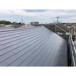 コロニアル屋根の初めての塗装工事になりました。高圧洗浄機で長年の汚れやコケを入念に除去して、しっかりと乾燥させてから遮熱塗料で塗装させていただきました。