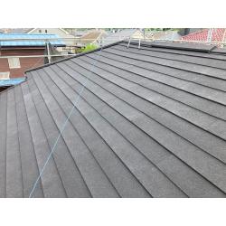 既存セメント瓦の屋根で、雨漏りもあり今回の工事で屋根の葺き替えのご依頼を頂きました。 遮熱性も求めたいご要望もあり屋根材の下にアストロフォイルという遮熱性向上の遮熱材を入れて施工させていただきました。 夏の暑さ軽減、冬の暖かさの放出を軽減をしてくれる優れものです。屋根材の本体も棟瓦やケラバと呼ばれる部位も全て同質の石付きジンカリウム鋼鈑での仕上げになりました。メーカーから30年保証付きの製品になります。