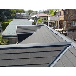 既存屋根のひび割れが多く発生している事もあり、塗装工事ではなくカバー工事を選ばれました。耐用年数の高いジンカリウム鋼板の金属屋根をカバー工事させていただきました。グルニエ部分の両袖の外壁が雨水で腐食していた事もあり両袖の外壁部分も下地を作り金属屋根で仕上げました。これで腐食する事も無く安心です。