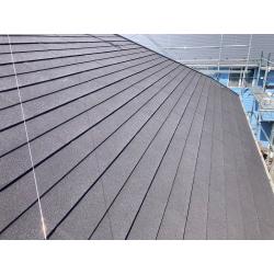 ﾉﾝｱｽﾍﾞｽﾄ材の強度の無い屋根材なので塗装工事では無く、天然石付きｼﾞﾝｶﾘｳﾑ鋼板のｽｶｲﾒﾀﾙを選んで頂きｶﾊﾞｰ工事しました。ｽｶｲﾒﾀﾙはい天然石が表面に付着していることから今後のﾒﾝﾃﾅﾝｽにおいて塗装が不要なｺｽﾄﾊﾟﾌｫｰﾏﾝｽの高い製品になっております。